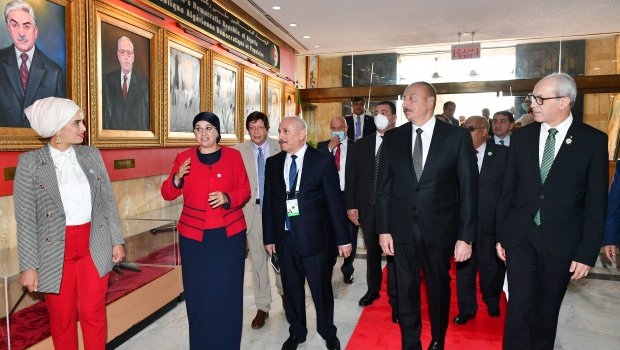 İlham Əliyev Əlcəzairdə Şəhidlər abidəsini və Milli Mücahidlər Muzeyini ziyarət edib - YENİLƏNİB