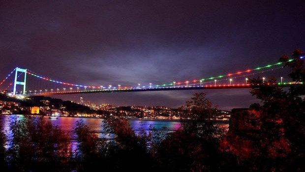 İstanbulun Boğaz körpüsü Azərbaycan bayrağının rənglərində - VİDEO 