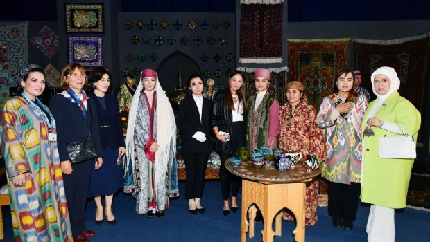 Mehriban Əliyeva Səmərqənddə “Zamanın ilğımları” sərgisi ilə tanış olub - FOTO