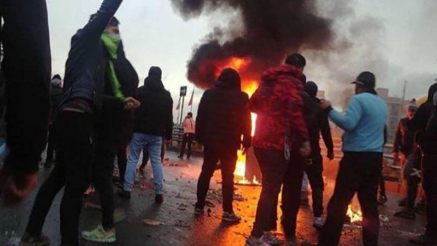 İranda etirazçılar molla rejiminin bayrağını YANDIRIB – ANBAAN VİDEO 