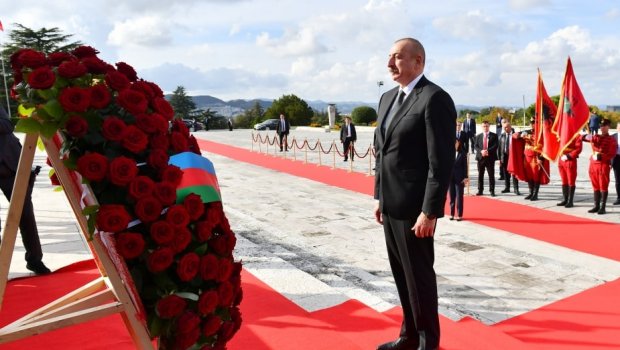 İlham Əliyev Tiranada “Mother Albania” abidəsini ziyarət edib - FOTO