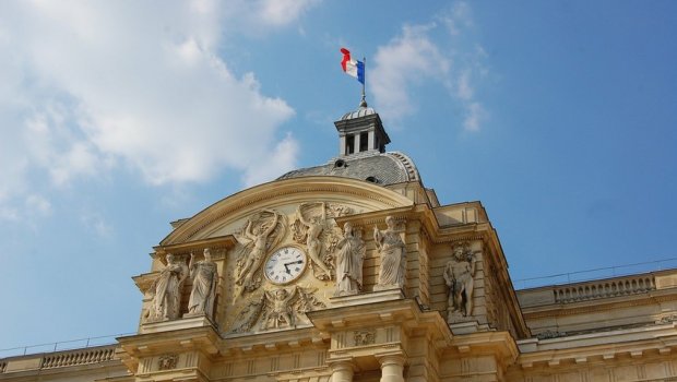 Fransanın ABSURD qətnaməsinin əleyhinə səs verən yeganə senator - FOTO 