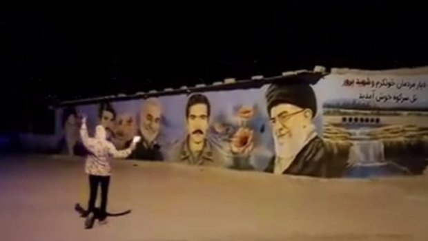 İranda hökumət rəsmilərinin fotolarına “Molotov” atılıb – ANBAAN VİDEO 