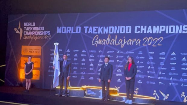 Taekvondo üzrə dünya çempionatının keçici bayrağı Azərbaycana təqdim olundu - FOTO