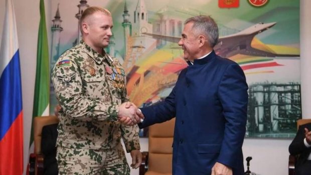 Tatarıstan prezidenti Şuşanın azadlığında iştirak edən tatar döyüşçüyə MÜKAFAT VERDİ