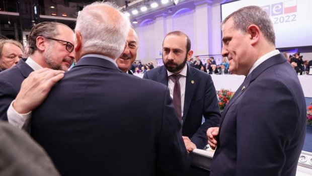 Azərbaycan, Türkiyə və Ermənistan XİN rəhbərləri AYAQÜSTÜ söhbət etdilər - VİDEO