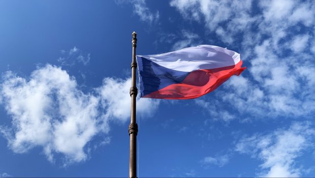 Ukraynanın Çexiyadakı konsulluğuna şübhəli bağlama göndərildi - Bina BOŞALDILDI