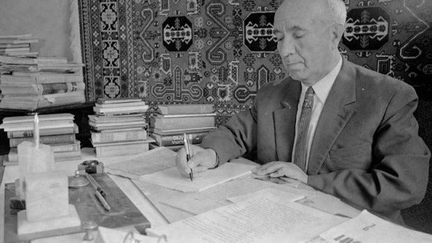 Sözlərdən dərin fikirlərin cövhərini çəkmək cəhdində...