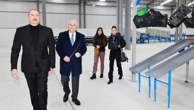 Prezident Orta Zəyziddə quru meyvə istehsalı müəssisəsində yaradılan şəraitlə tanış olub - YENİLƏNİB