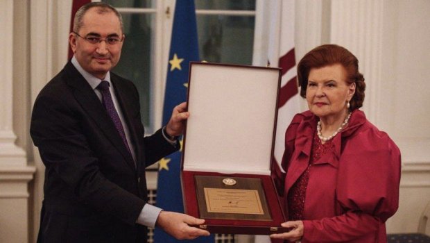 “Azərbaycan Respublikası Prezidentinin fəxri diplomu” Latviyanın keçmiş prezidentinə təqdim edildi - FOTO