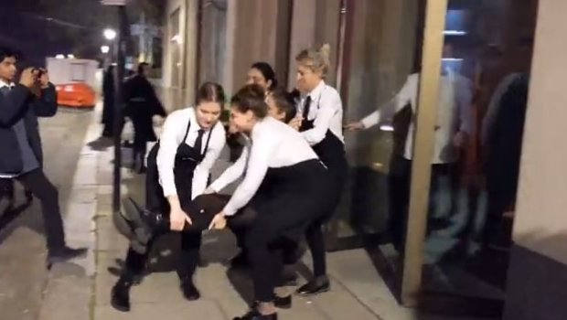 Nüsrətin Londondakı restoranına basqın edildi - VİDEO