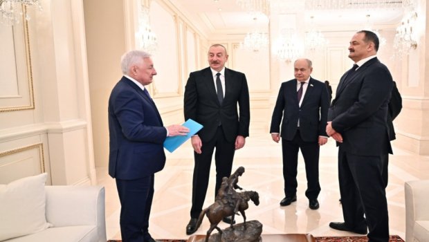 Əziz Əliyevin iş otağındakı heykəltəraşlıq əsəri Prezidentə təqdim edildi - FOTO