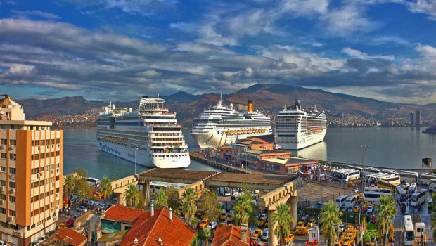 İzmir sahillərində çətin vəziyyətdə qalan miqrantlar xilas edildi