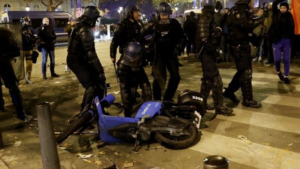 Fransa polisi bu ölkədə qələbə sevinci yaşayan mərakeşliləri döydülər - ANBAAN VİDEO