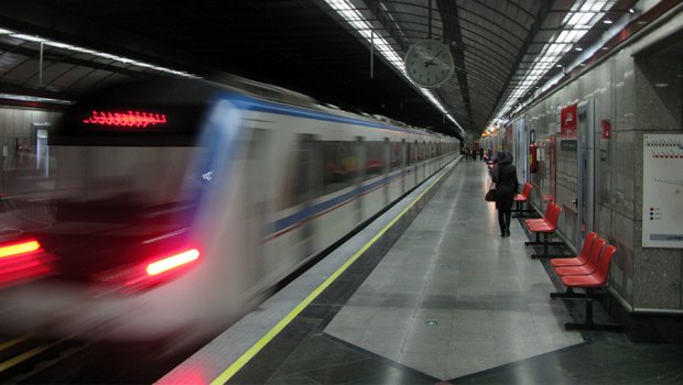 İranda metroda hicab taxmayan qadına hücum etdilər - VİDEO