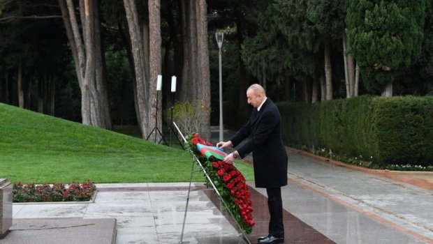 İlham Əliyev ulu öndər Heydər Əliyevin məzarını ziyarət edib - FOTO/VİDEO