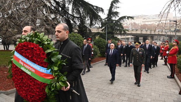 Azərbaycanın hökumət üzvləri Tbilisidə abidə önünə əklil qoyub - FOTO 