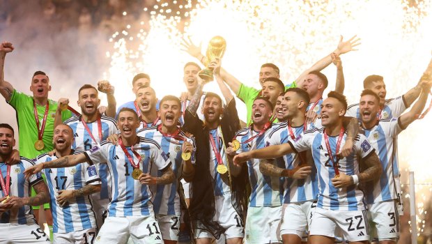 Messi “DÇ-2022” finalından sonra 10 milyon dollarlıq çeklə rəqs etdi – VİDEO