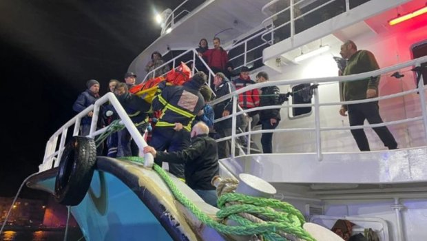 Türkiyədə yük gəmisi YANIR – Ölən və yaralılar var 