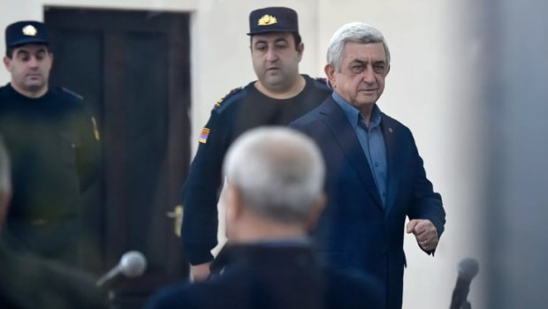 Serj Sarkisyan və qızları MƏHKƏMƏ QARŞISINDA