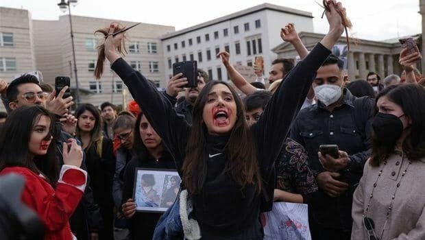 Təbrizdə 16 yaşlı məktəbli qız hökumət qüvvələri tərəfindən öldürüldü