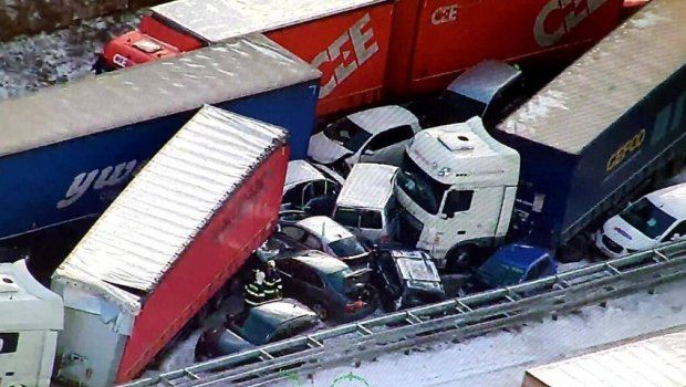 Çexiyada DƏHŞƏT – 40 avtomobil birdən TOQQUŞDU