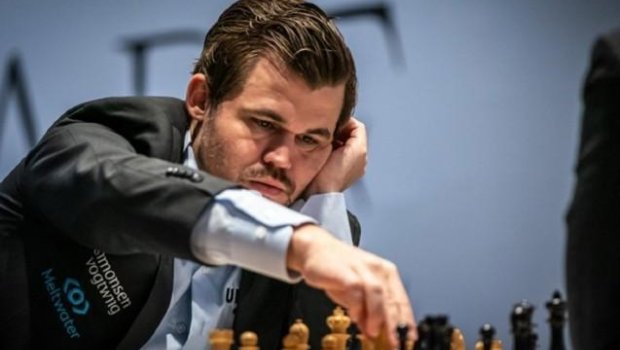 Karlsen yenidən dünya çempionu oldu