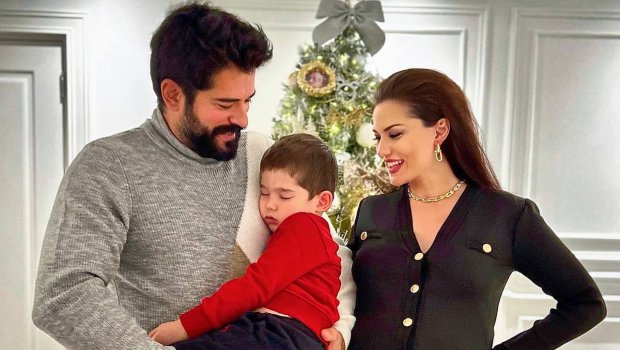 Yeni il gecəsi oğlu Burak Özçivitin qucağında YUXUYA GETDİ - FOTO