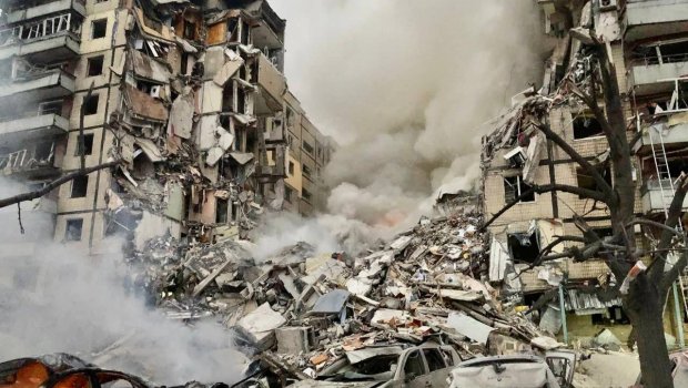 Ruslar Dnepri raketlə VURDU – Dağıdılan binadan ANBAAN VİDEO