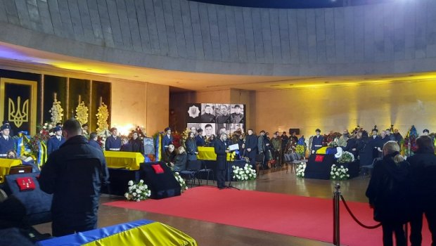 Zelenski və xanımı Brovarıda helikopter qəzasında həlak olanlarla vida mərasiminə qatıldı – FOTO 