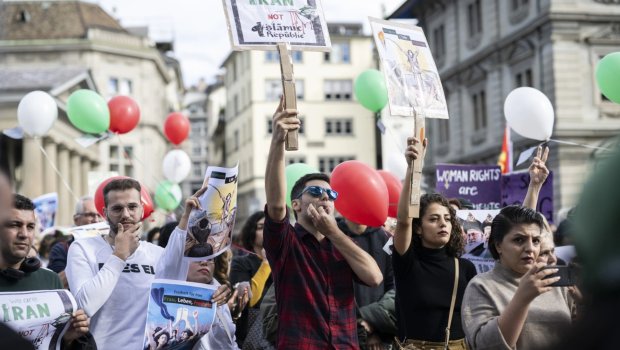 İsveçrədə yaşayan iranlılar kilsə önünə AXIŞDILAR – ANBAAN VİDEO 