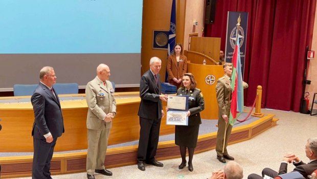 İlk azərbaycanlı qadın NATO Müdafiə Kollecinin kursunu bitirdi – FOTO 