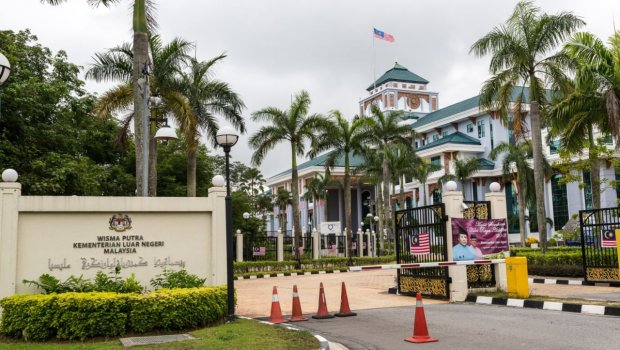 Malayziya Tehrandakı səfirliyimizə silahlı hücumu pislədi