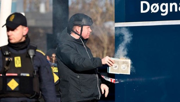 Danimarkada, Rusiya səfirliyi qarşısında Quran kitabı yandırıldı - VİDEO