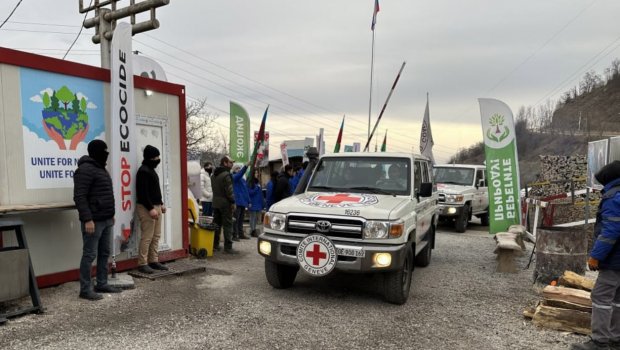 BQXK-nın avtomobilləri ilə bir qrup erməni Ermənistana aparıldı - FOTO
