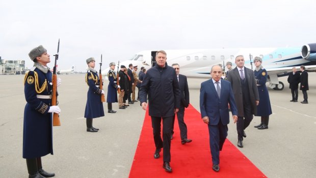 Rumıniya Prezidenti Azərbaycana rəsmi səfərə gəlib - FOTO