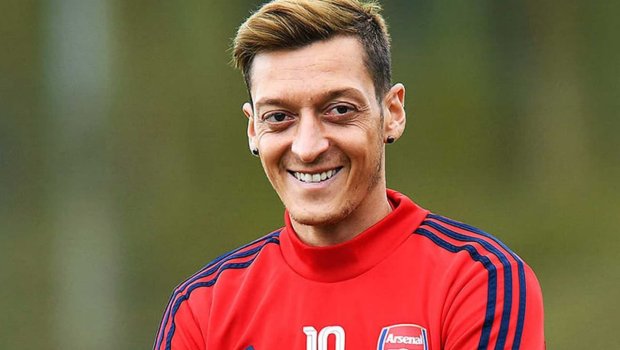 Məsut Özil karyerasını BAŞA VURDU