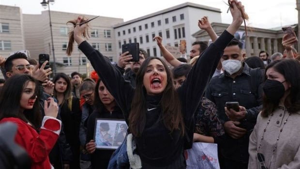 Almaniyada yaşayan iranlılardan ETİRAZ: “Tank, tüfəng top ola, molla gərək rədd ola!