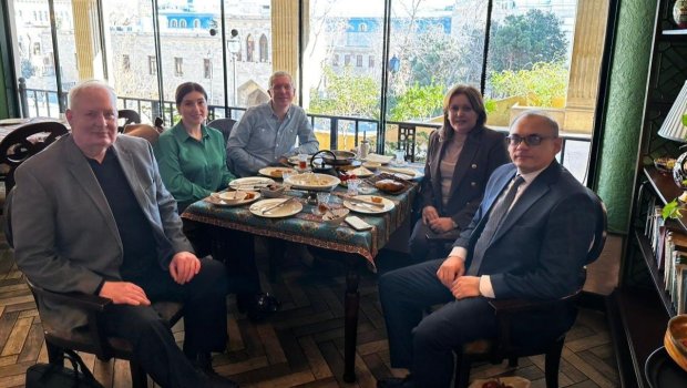 Britaniyalı səfir - “Qaymaqla bal ən sevdiyim yeməkdir” – FOTO  