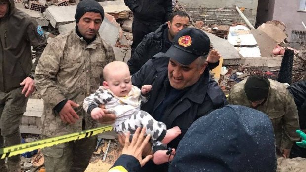 Türkiyədə dağıntılar altından daha bir körpə xilas edildi