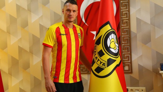 Zəlzələdə eyvandan tullanan türkiyəli futbolçu AĞIR YARALANDI  