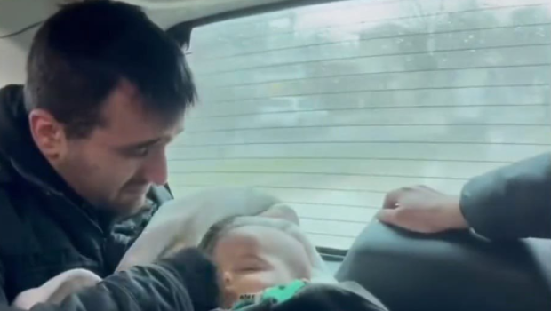 Ürəkdağlayan görüntülər: Dağıntıdan çıxarılan körpə atasının qucağında can verdi - VİDEO 