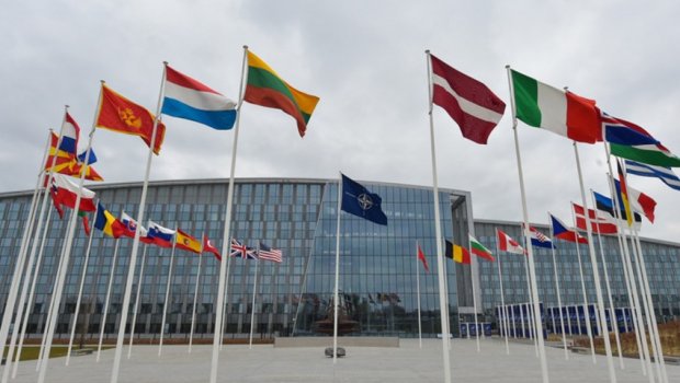NATO-da bütün bayraqlar yarıya endirildi
