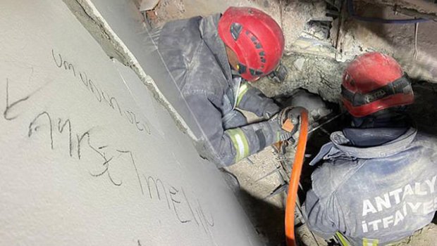 24 yaşlı Doğanın dağıntılar altında divara yazdığı sözləri gündəm oldu – VİDEO 