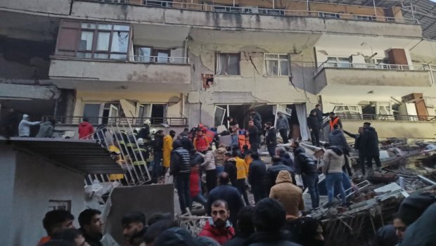 Şimali Kiprin voleybol komandası Adıyamandakı hotelin dağıntıları altında QALDI