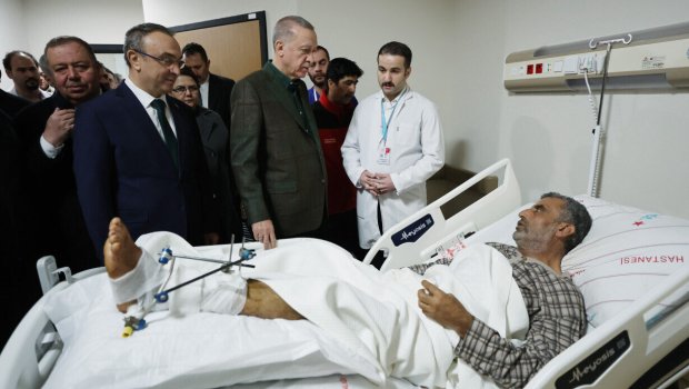 Ərdoğan zəlzələdən xəsarət alanları xəstəxanalarda ZİYARƏT ETDİ – FOTO 