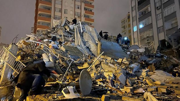 Xilasedicilərimiz 12 yaşlı qızı dağıntılar arasından sağ çıxarıb