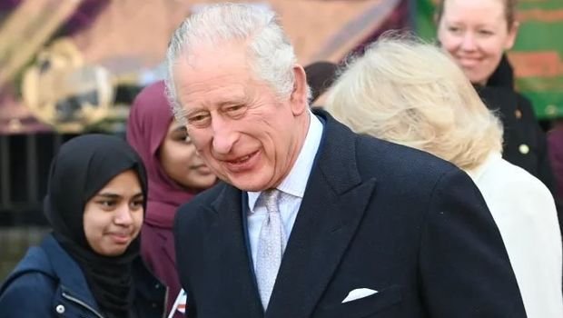 İngiltərə kralı məscidə yırtıq corabla gəlib - FOTO