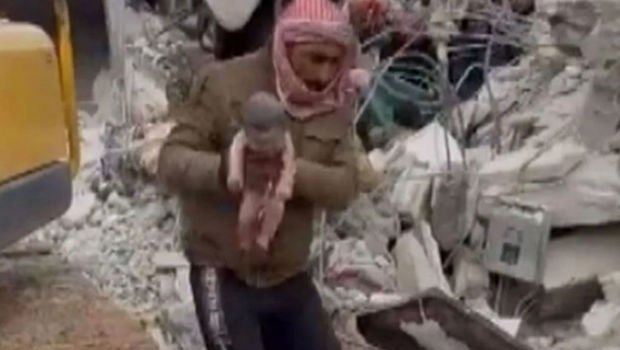Suriyada dağıntılar altında körpə dünyaya gəldi - FOTO