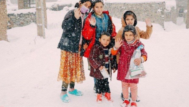 Xoyda zəlzələdən zərərçəkən uşaqlar qışın soyuğunda yalın ayaqla donarkən, molla rejimi milyardları bayrama xərcləyir